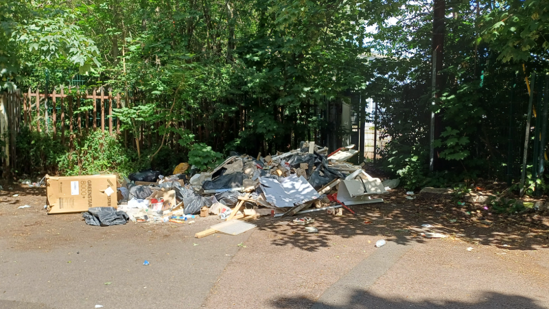 Fly tipping in Corinthian Way