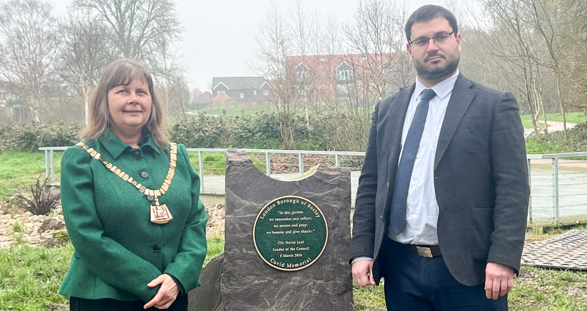 The Mayor of Bexley Councillor Christine Catterall and Leader of the London Borough of Bexley, Councillor David Leaf with the COVID memorial plaque