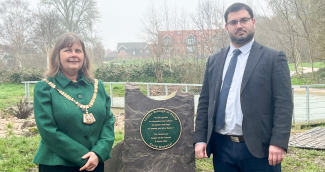 The Mayor of Bexley Councillor Christine Catterall and Leader of the London Borough of Bexley, Councillor David Leaf with the COVID memorial plaque